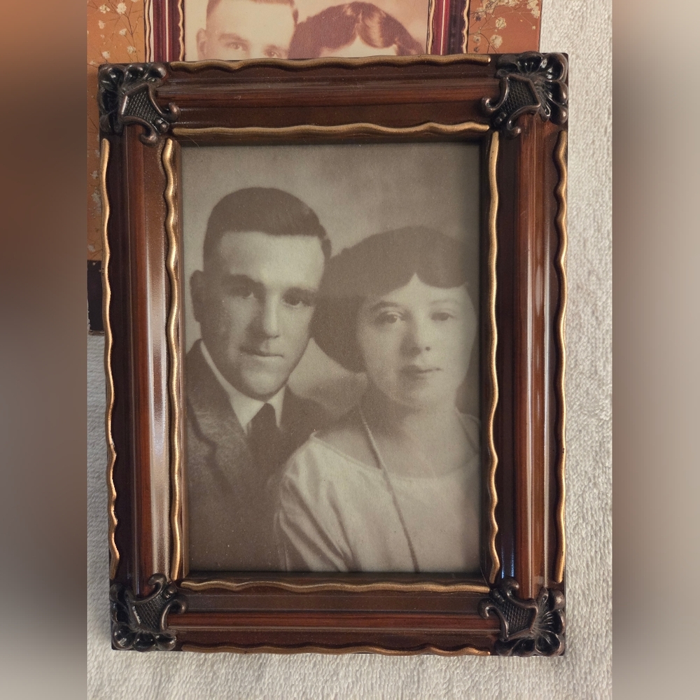 Deluxe Vintage Photo Frame - Rich Brown
